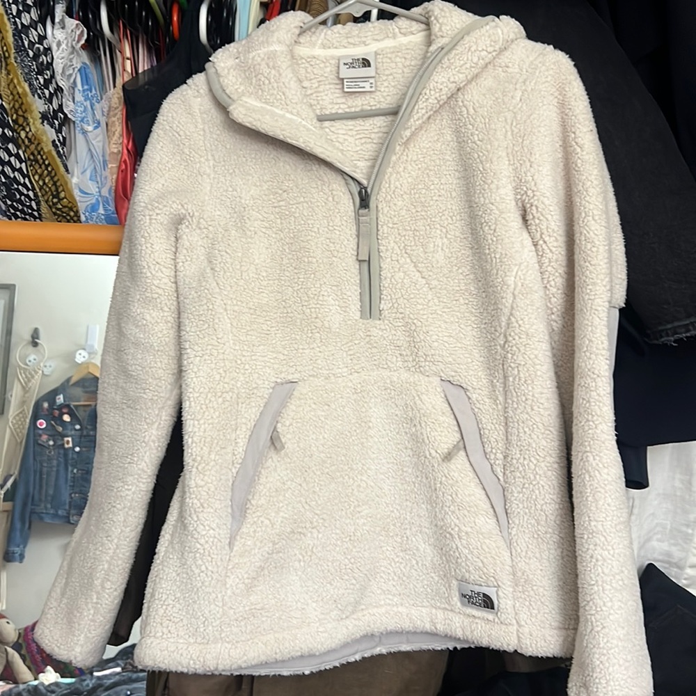 Cream quarter zip north face pullover